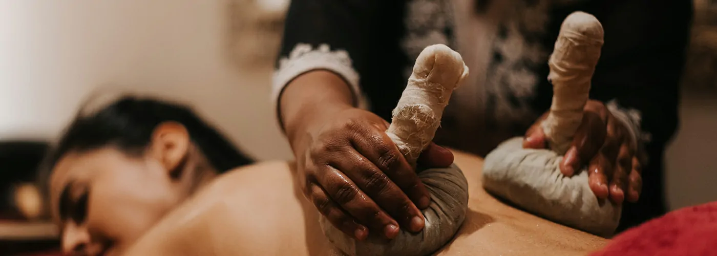 Ela Kizhi (Pathrapinda Swedanam) – Rejuvenating Ayurvedic Therapy for Pain and Stiffness